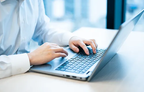 ノートパソコンとスマートフォン