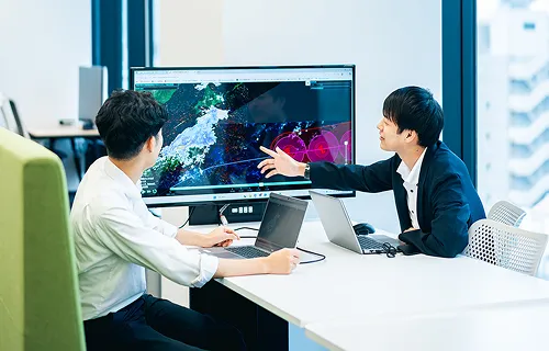 握手する会社員